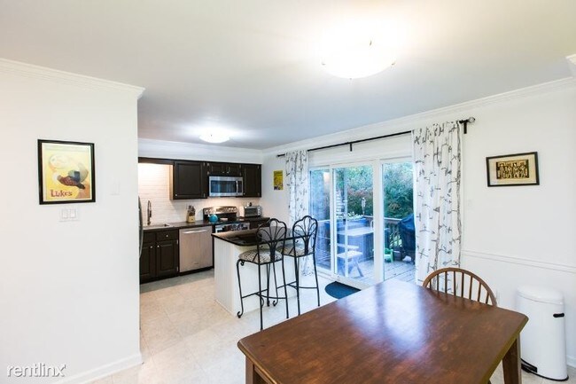 Building Photo - 3 br, 2.5 bath Townhome - 7111 Bradshaw Ct E