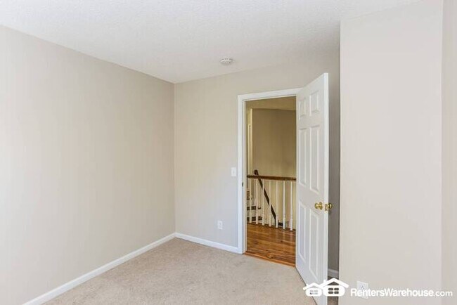 Building Photo - This 4 bedroom,  2.5 bathroom property is ...