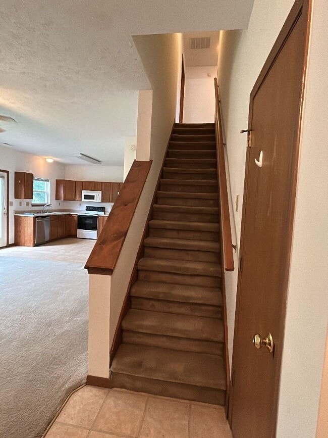 Building Photo - Large townhouse with 3 Bedrooms, 3.5 Bath,...