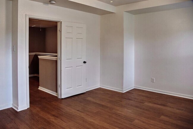 Building Photo - 16016 Summerville Lake Dr