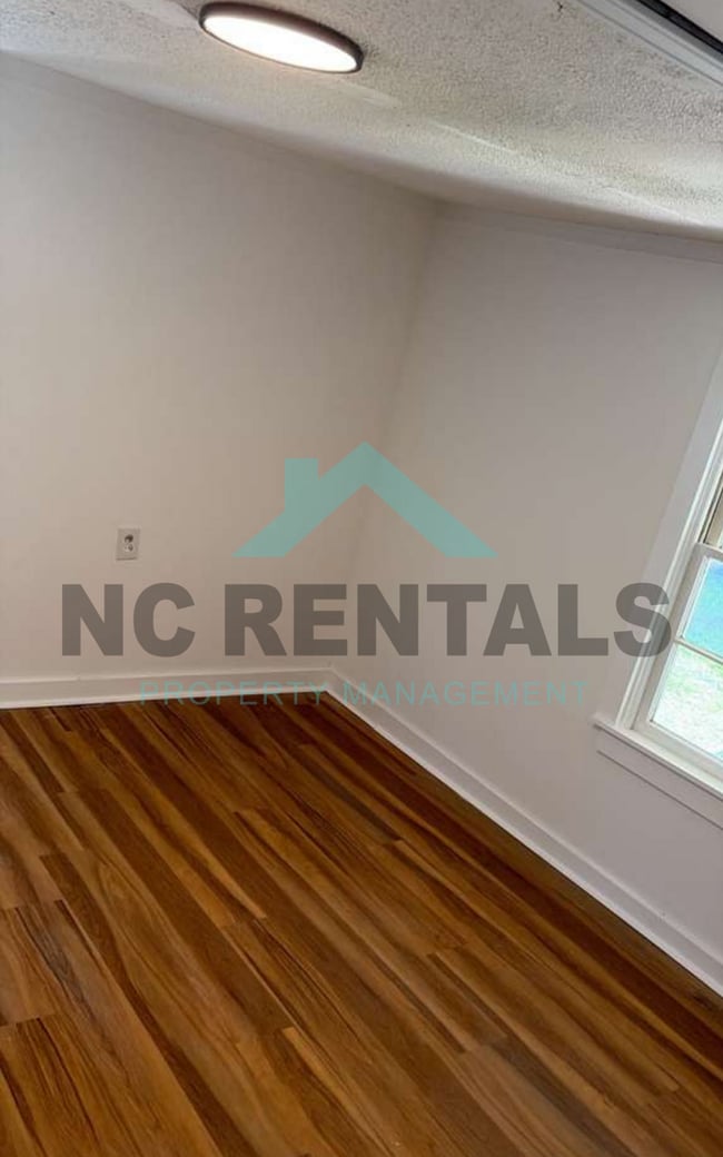 Building Photo - 113 3rd St