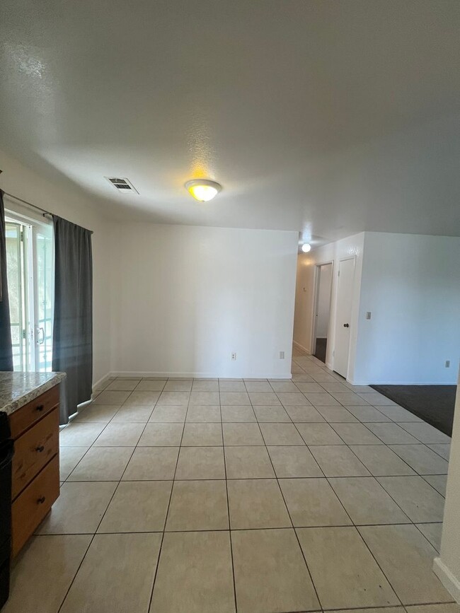 Building Photo - Visalia home for Rent!