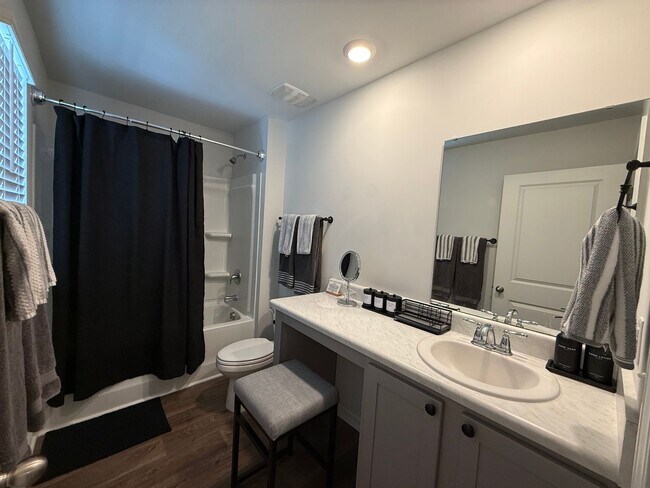 Building Photo - Fully Furnished - Move in Ready - Less than 12 month lease in SNEADS FERRY