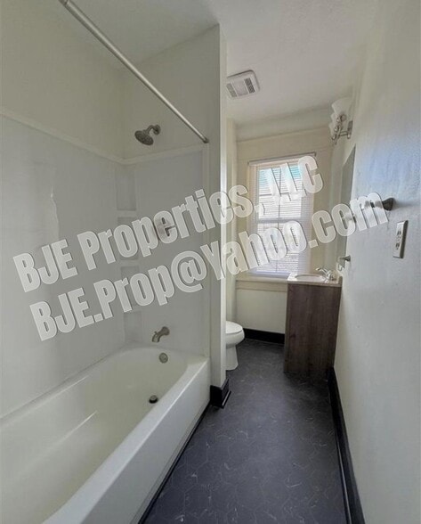 Building Photo - 930 8th Ave
