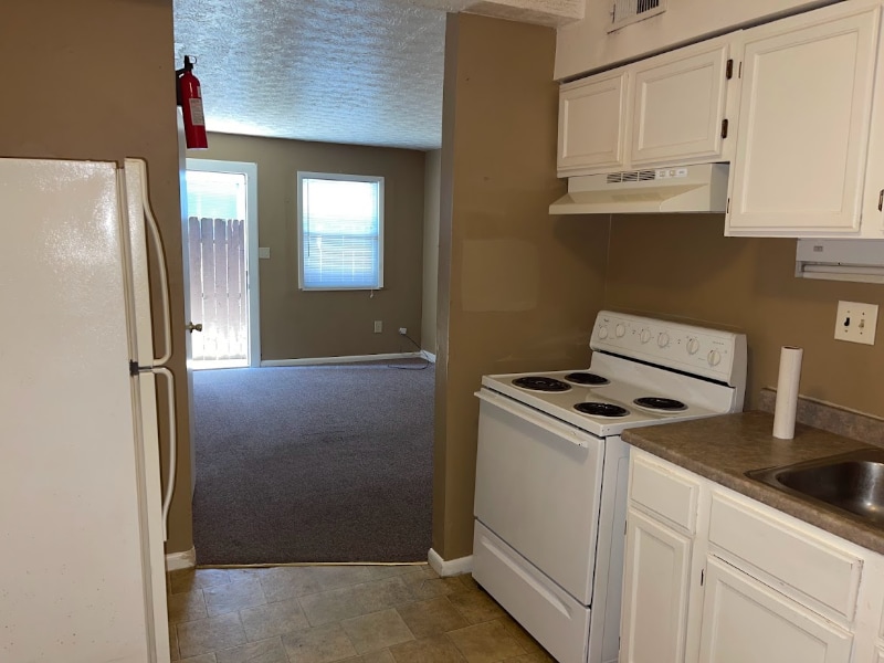 Building Photo - 1392 Summit St