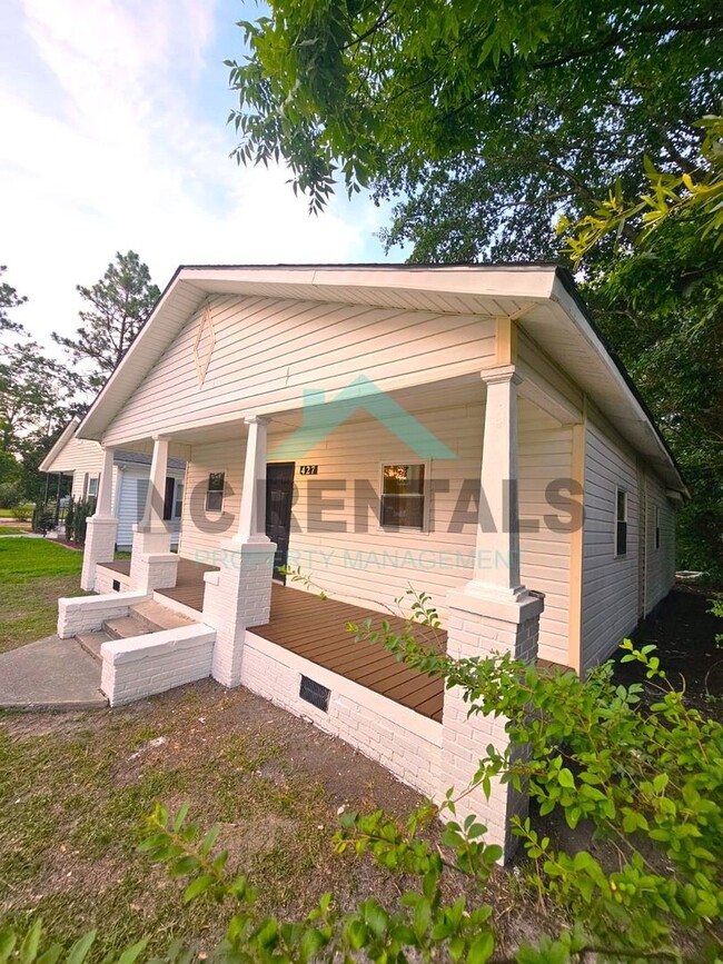 Building Photo - Discover Your Charming Renovated 3-Bedroom...