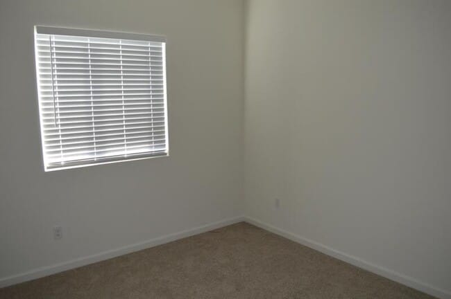 Building Photo - 573 Bedfordshire Dr
