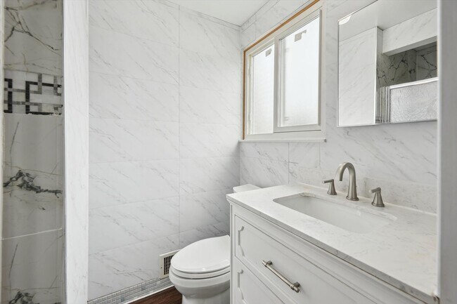 Building Photo - Move-In Ready 4 bedroom, 3 bathroom Home i...