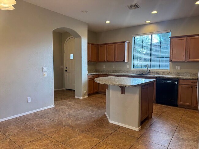Building Photo - Gated Phoenix Gem with Community Pool and Spacious Kitchen