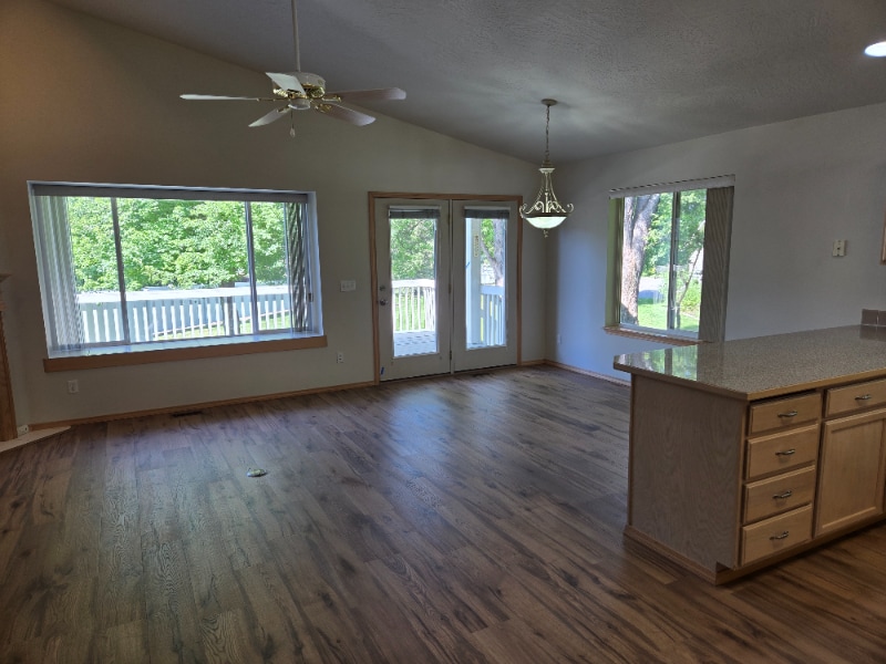 Building Photo - 404 S Chinook Cir
