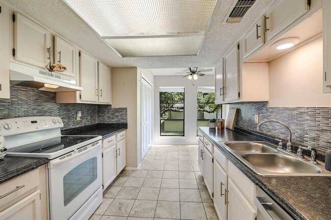 Building Photo - 15 Casa Verde St