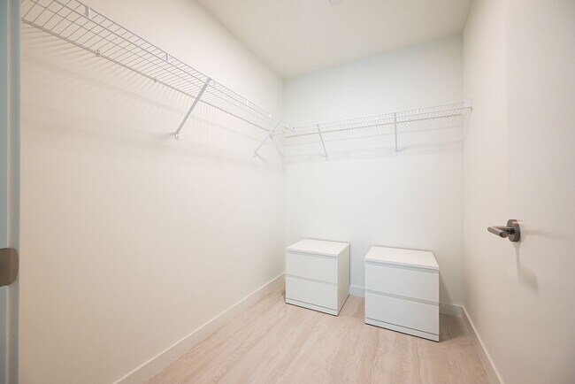 Building Photo - Fully furnished 2-bedroom residence in the heart of Brickell.