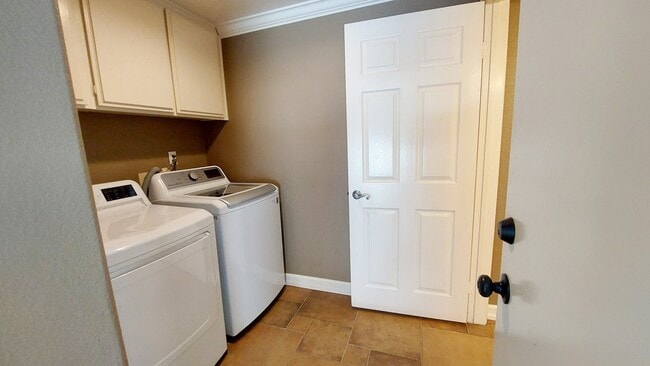 Building Photo - 1569 Avenida Guillermo