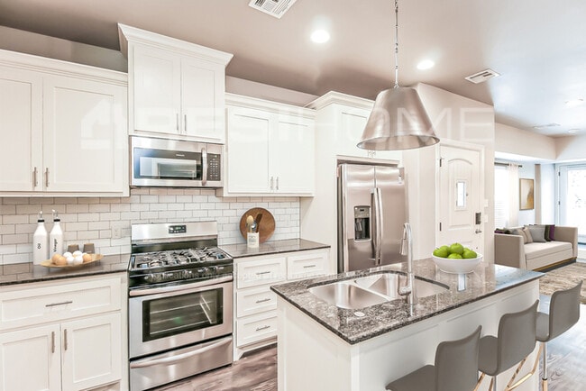Building Photo - 421 Windhill Ave