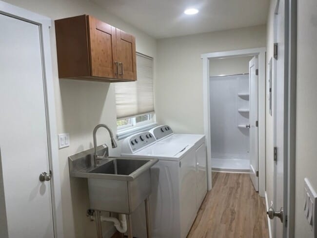 Building Photo - 3 Bedrm, 3 Ba (1 Pet w/Approval)