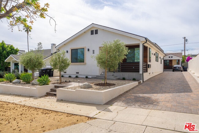 Building Photo - 815 E Elmwood Ave