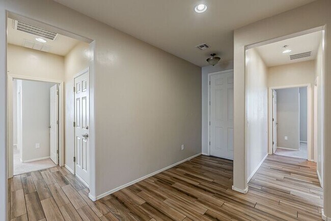 Building Photo - Modern 4 Bed Tucson Rental with Spacious K...