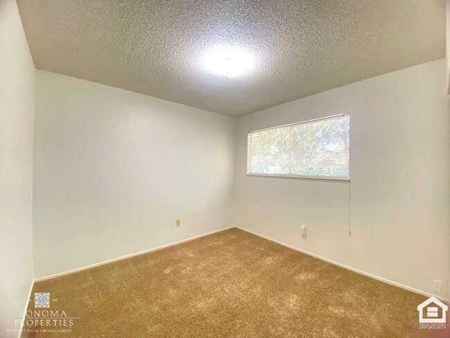 Building Photo - Charming 2 Bed / 1.5 Bath Duplex in Sonoma!