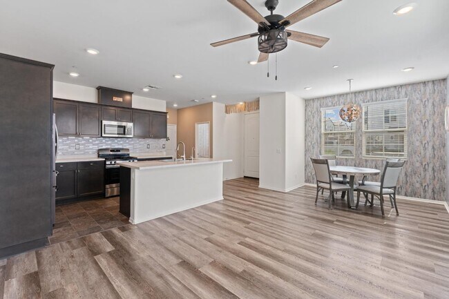 Building Photo - 30324 Town Square Dr
