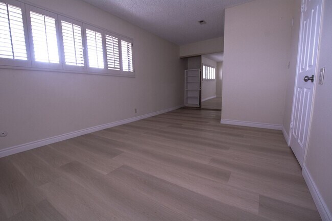 Building Photo - 848 W Huntington Dr