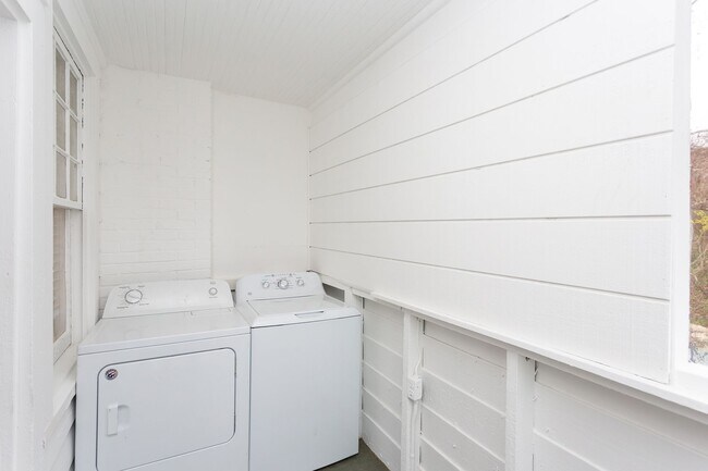 Building Photo - Available Now - Adorable and Spacious!  2 ...