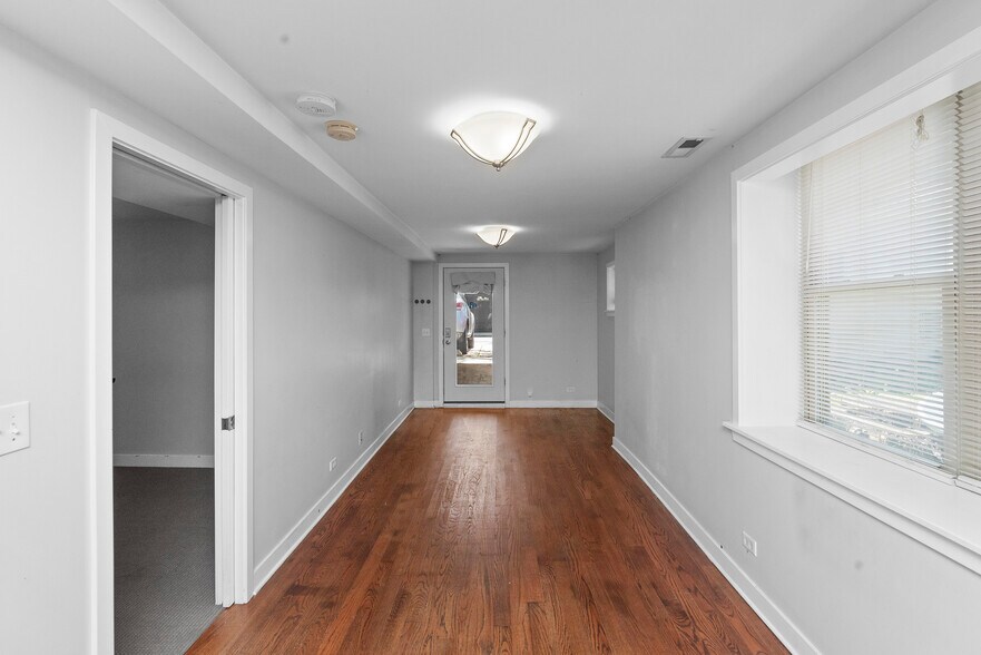 Building Photo - 1525 W Barry Ave