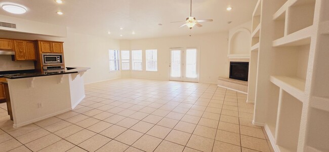 Building Photo - Stunning 4 bedroom, 2.5 bath home in West ...