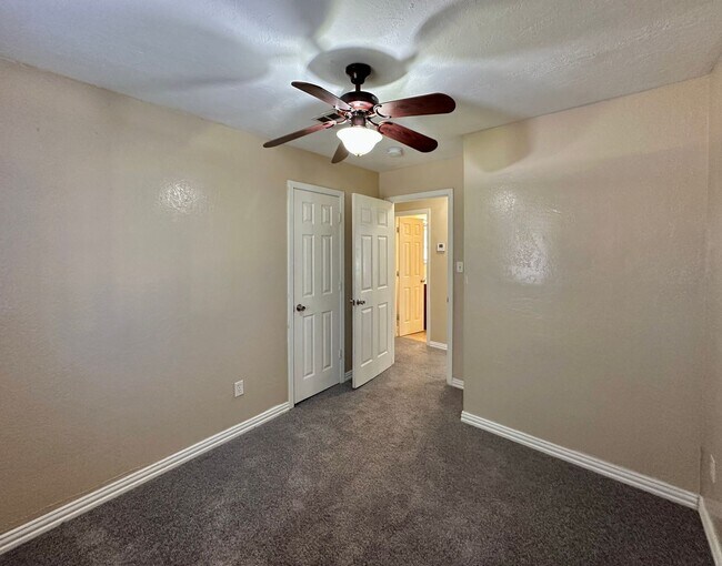 Building Photo - 4 Bedroom