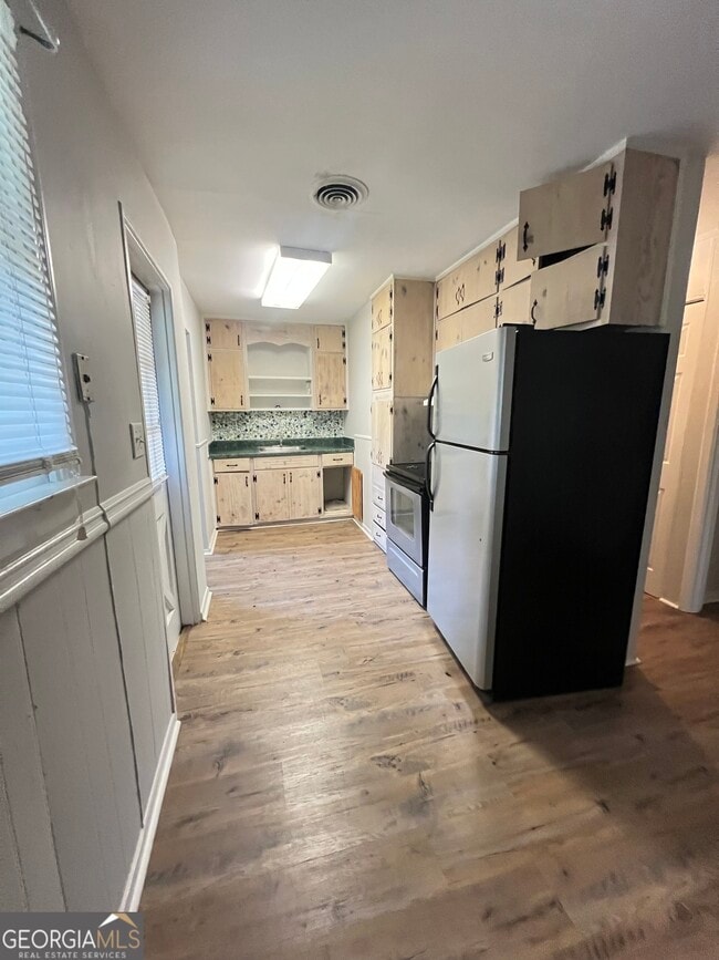 Building Photo - 127 Pineview Dr