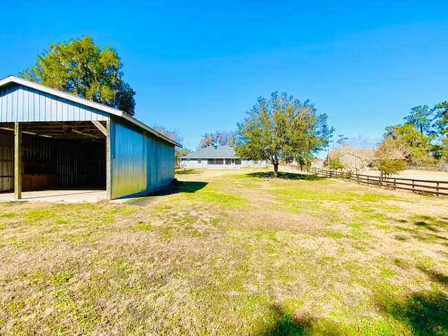 Building Photo - SHADY HILL LIVING AT ITS FINEST