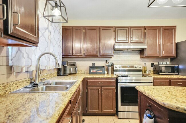 Building Photo - 2122 Mallorca Dr