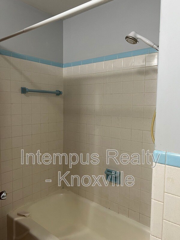 Building Photo - 5801 Ridgewood Rd