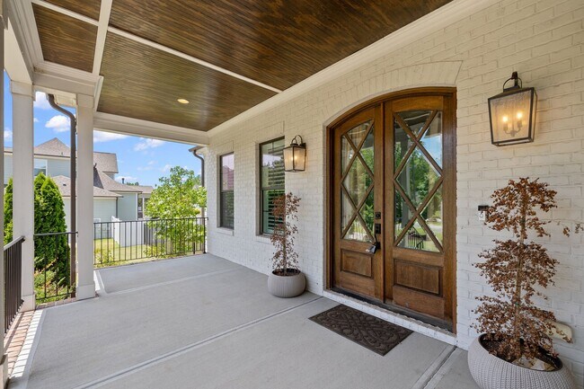 Building Photo - **Luxury 4/4 with Fenced in Yard**