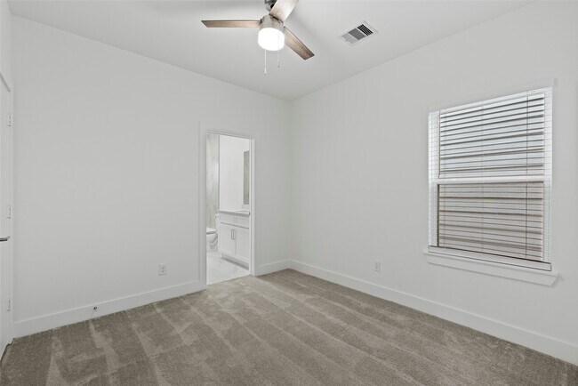 Building Photo - 847 Rachel St