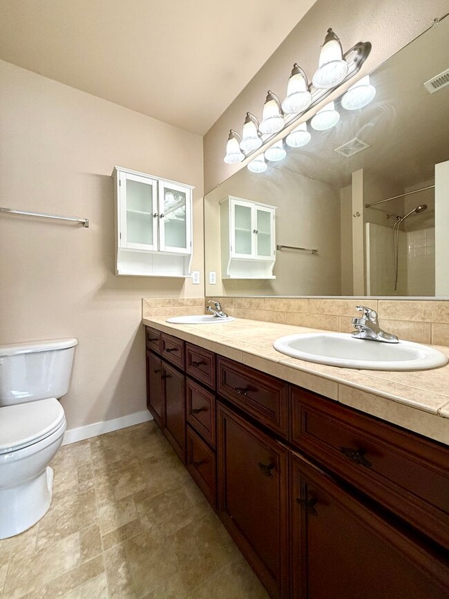 Building Photo - Sophisticated Beaverton Townhome with Mult...