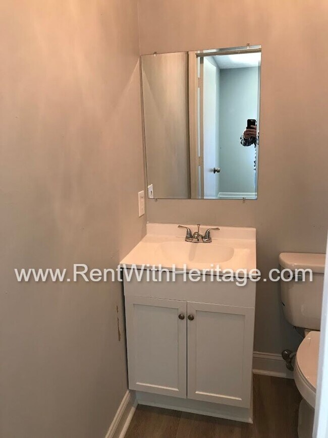 Building Photo - FANTASTIC 2 BEDROOM 1.5 BATH DUPLEX WITH ALL THE UPGRADES / GREAT LOCATION