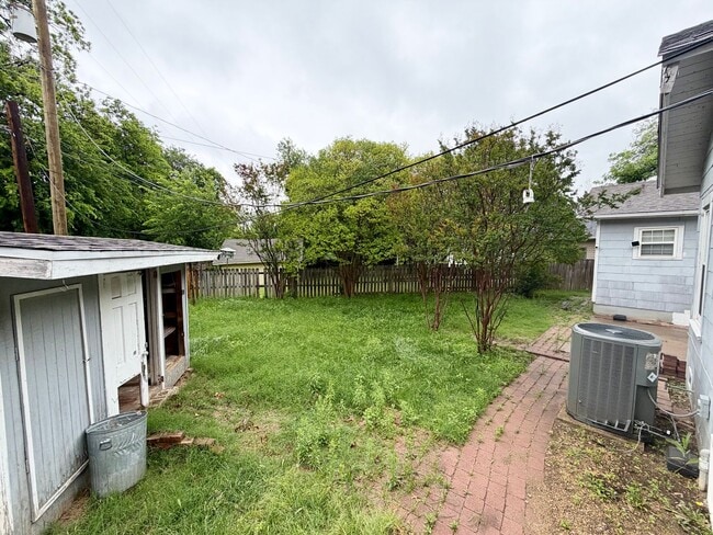 Building Photo - Spacious 3 bedroom with its own micro-park!