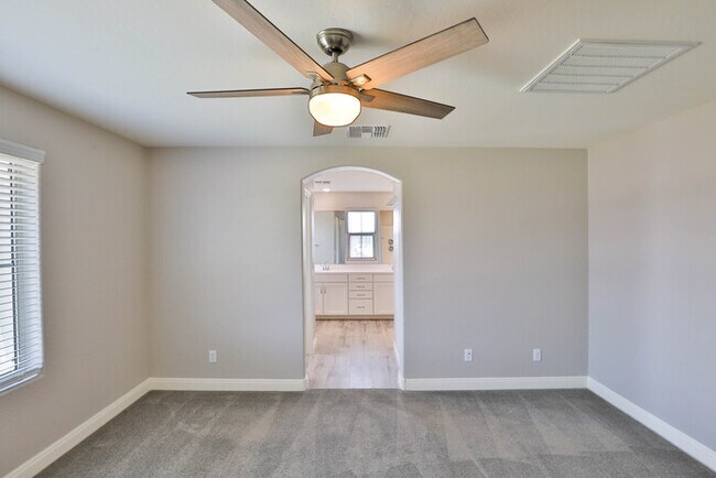 Building Photo - 9805 E Specter Dr