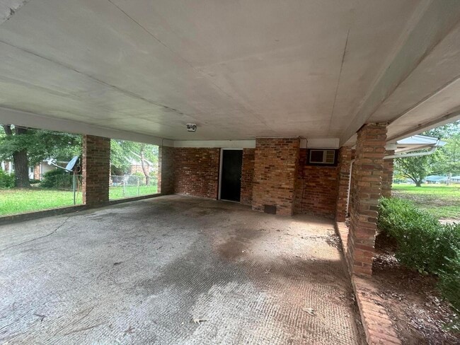 Building Photo - 905 Eisenhower Dr