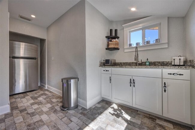 Building Photo - 117 E Euclid Ave