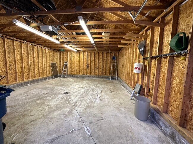 Building Photo - 5990 Edgehill Dr