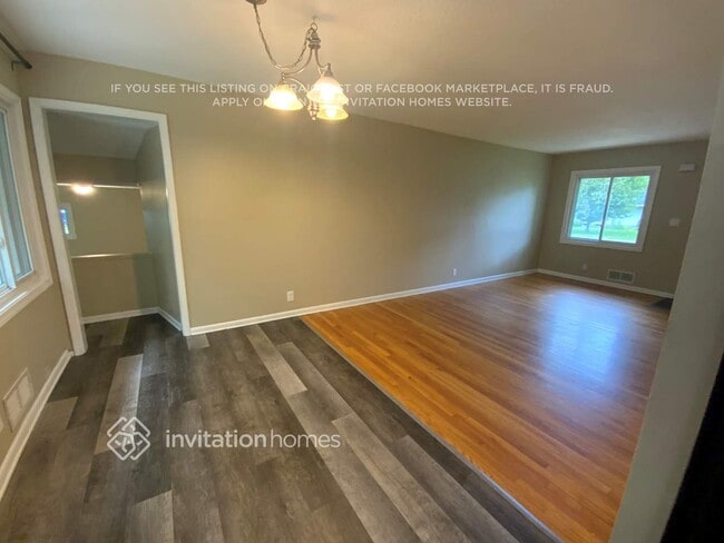 Building Photo - 1869 Oxford St N