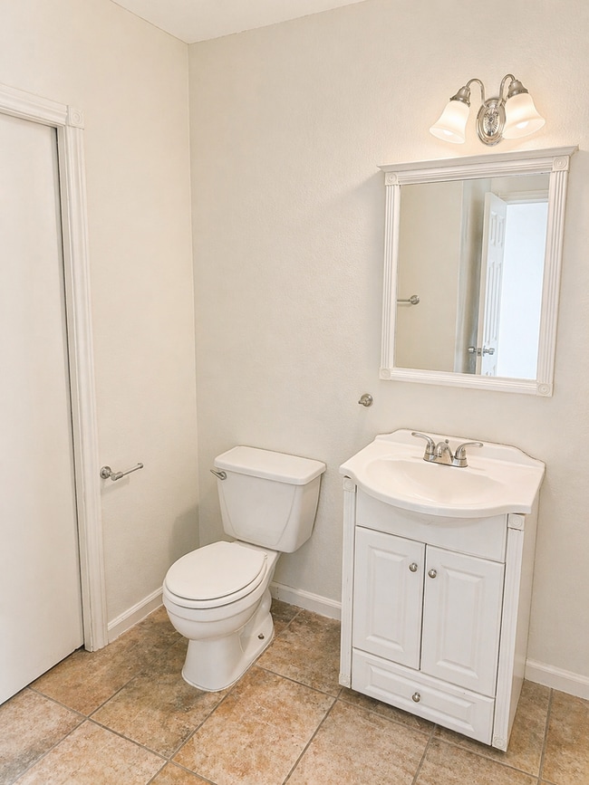 Building Photo - Green and Lush community, centrally located