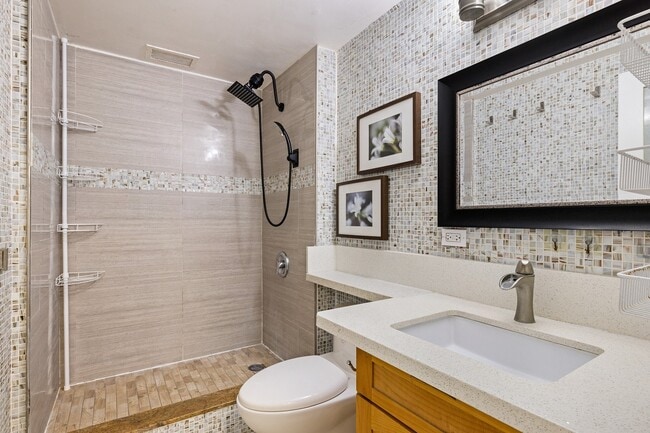 Building Photo - 2 Bed / 1 Bath 1 Parking , Community Pool , Electricity, Water, Sewer & Gas Included, Secured Bui...