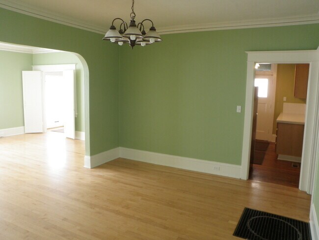 Building Photo - 5046 NE Mallory Ave