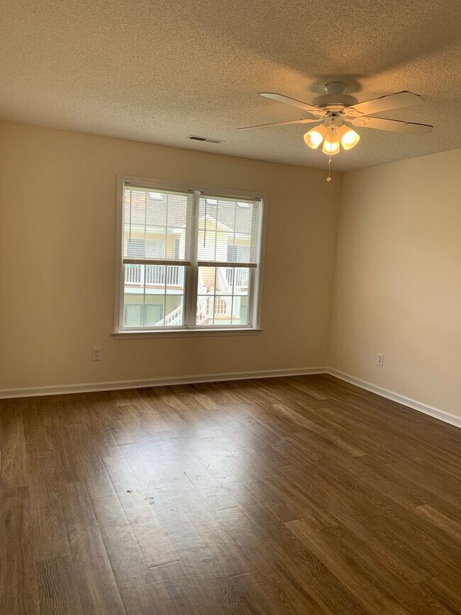 Building Photo - 2 Bedroom, 2 Bath Condo in Holton Place - ...