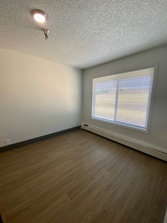 Building Photo - Pet friendly 2 bed 2 bath (ensuite) in ful...