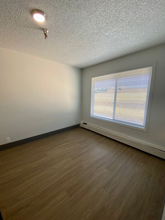 Building Photo - RARE - 2 bed 2 bath in fully renovated com...