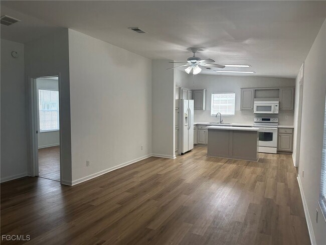 Building Photo - 121 NE 11th Pl