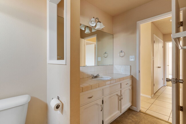 hall bathroom - 5079 E BREMER AVE